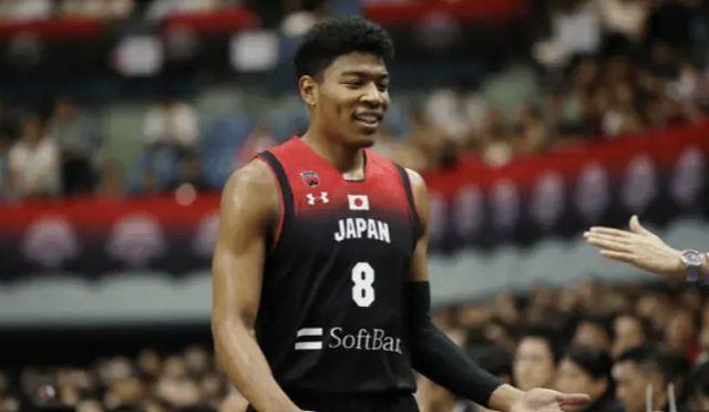 也是被日本人的网暴骂伤心了!由于需要解决自己在NBA的有限制的自由球员合同,八村垒很可能放弃代表日本